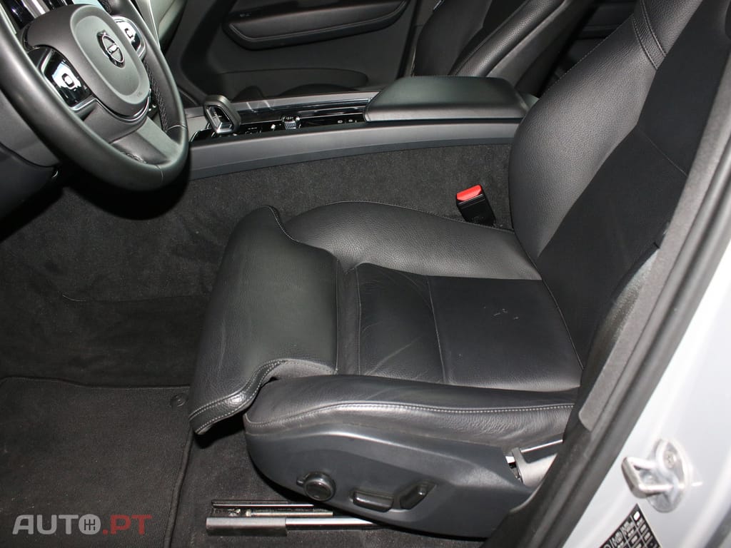 Volvo XC60 2.0 T6 PHEV Plus Dark AWD