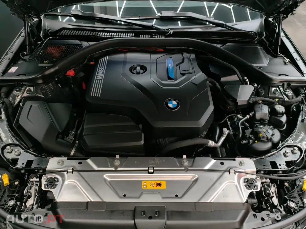BMW 330 e Pack Desportivo M Pro Auto