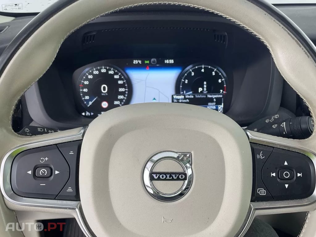 Volvo XC60 2.0 B4 Momentum Plus