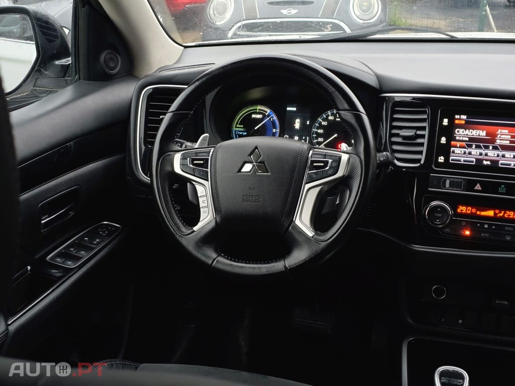 Mitsubishi Outlander 2.4L PHEV TWIN MOTOR 4WD INVITE