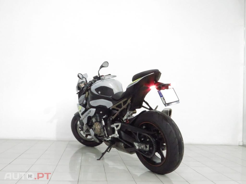 BMW S .