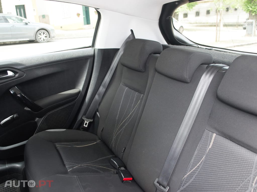 Peugeot 208 Allure 1.6 HDI 70CV