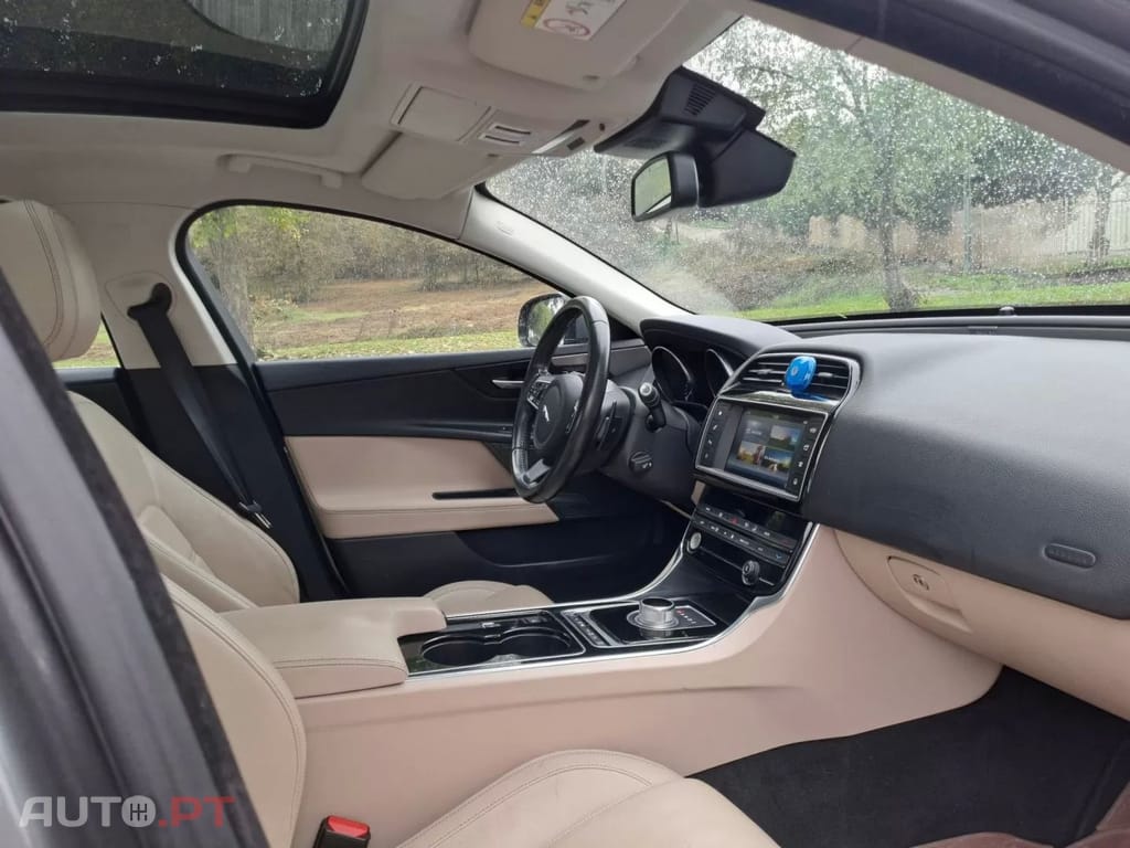 Jaguar XE 2.0 D Prestige Aut.