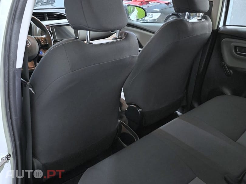 Toyota Yaris 1.5 HSD Comfort — fotografia 13