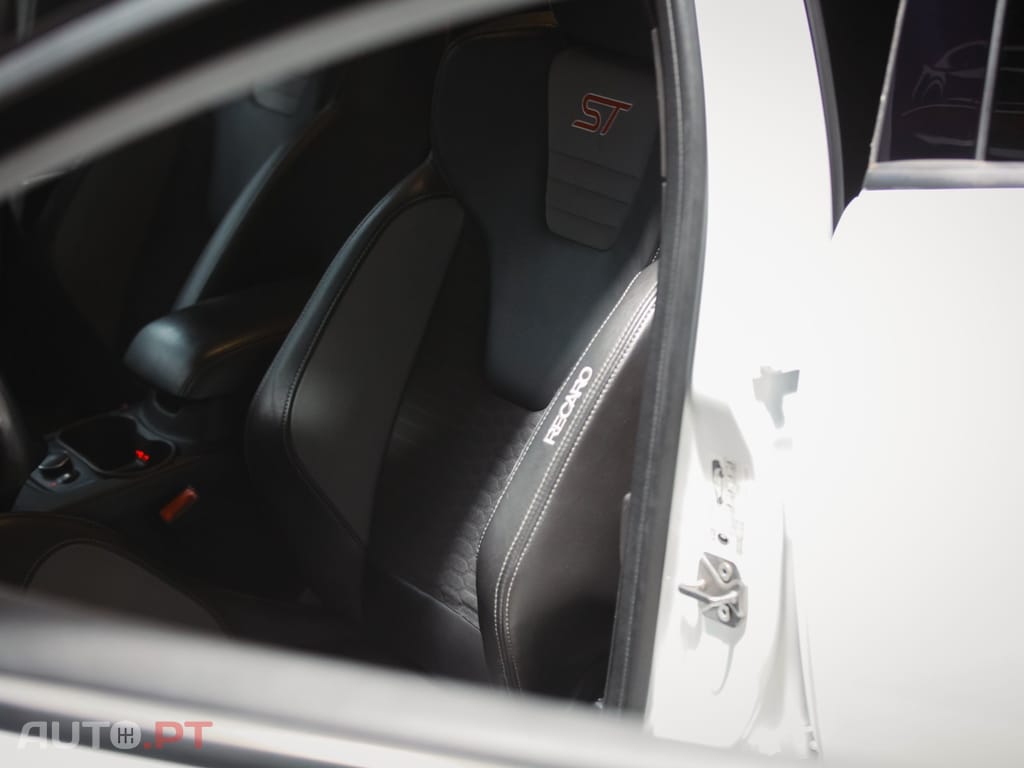 Ford Focus 2.0 EcoBoost ST c/ Pack Pele Desportiva