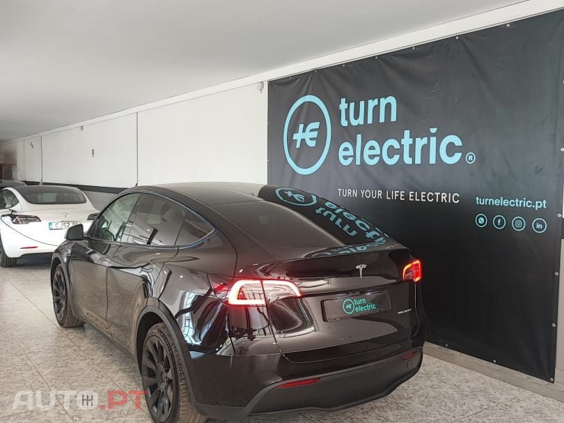 Tesla Model Y Long Range Dual Motor AWD — fotografia 4