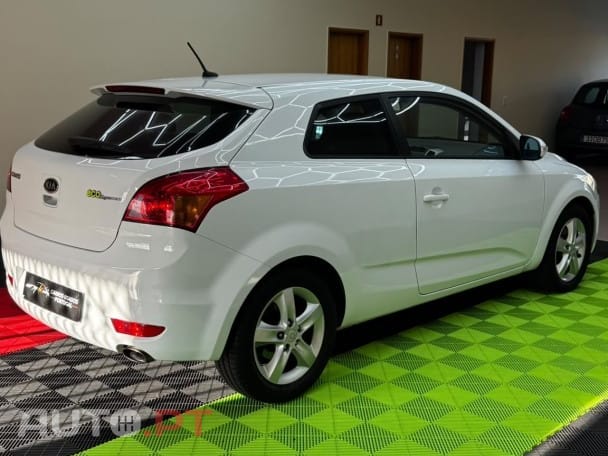 Kia Ceed S Coupé 1.4 CVVT EX ISG — fotografia 5