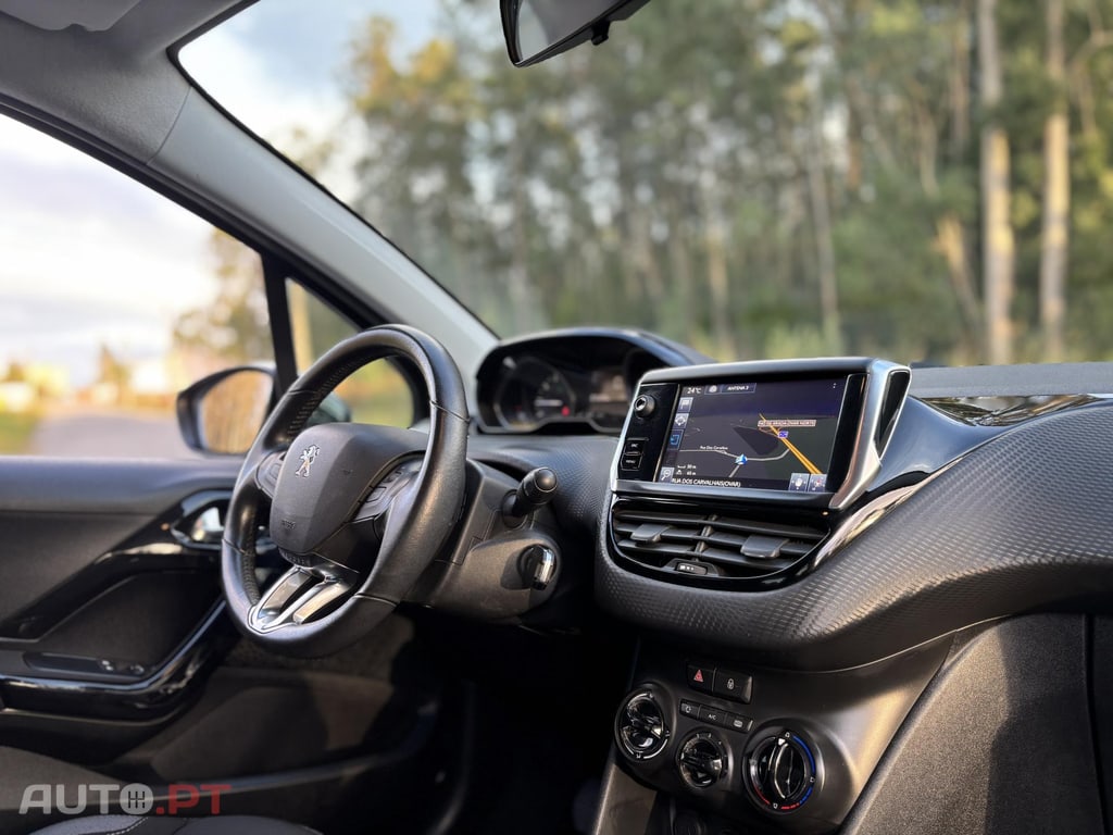 Peugeot 208 1.2 STYLE GPS