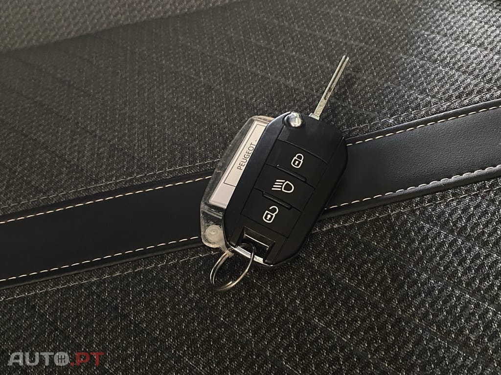 Peugeot 208 1.2 Hybrid Allure e-DCS6 — fotografia 22