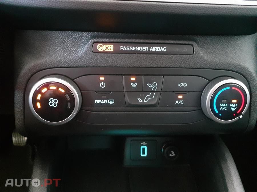 Ford Focus SW 1.5 TDCi EcoBlue Business — fotografia 15