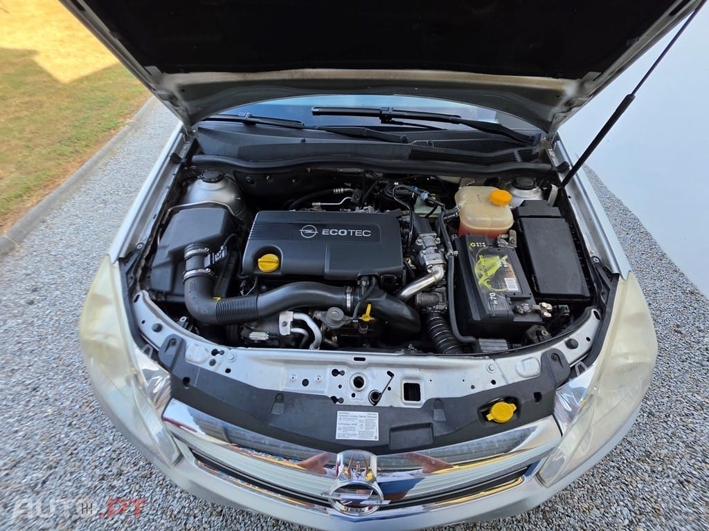 Opel Astra 1.7 CDTi Executive — fotografia 15