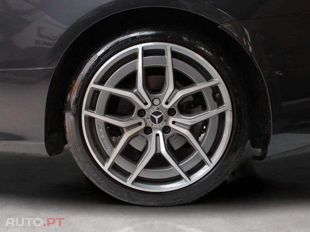 Mercedes-Benz E 220 AMG LINE