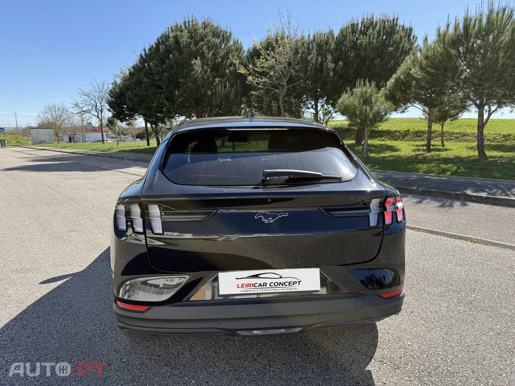 Ford Mustang Mach-E 75.7 kWh Base