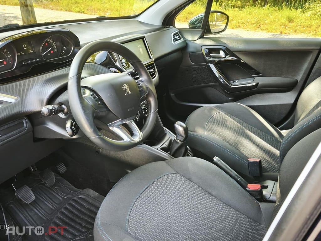 Peugeot 208 PureTech 82 Stop & Start Signature