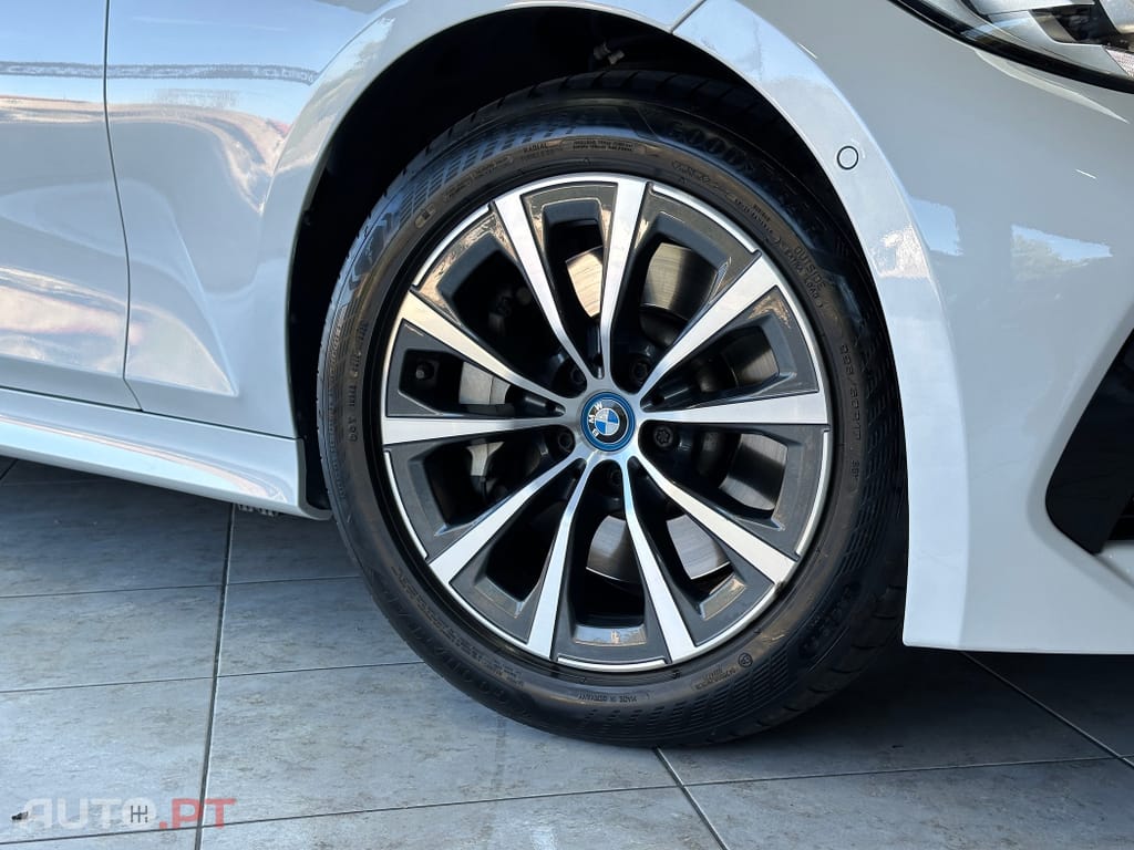 BMW 330 e Corporate Edition Auto — fotografia 30