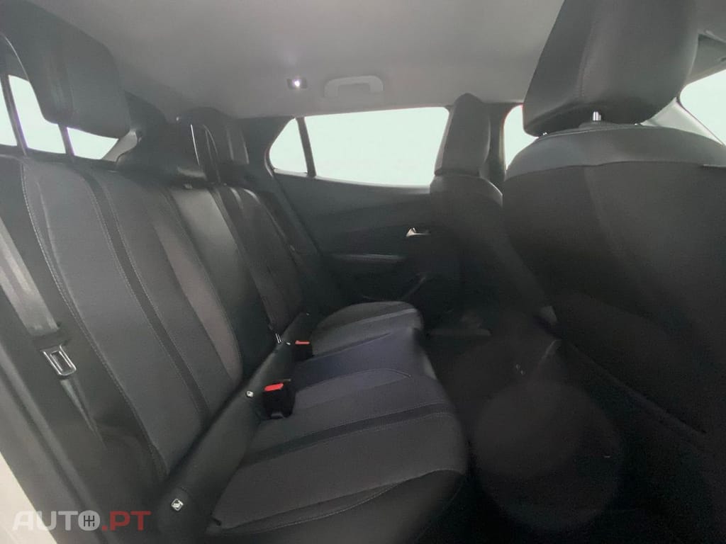 Peugeot E-2008 50 kWh Allure Pack