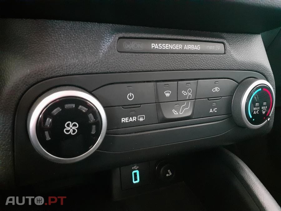 Ford Focus SW 1.5 TDCi EcoBlue Business — fotografia 16