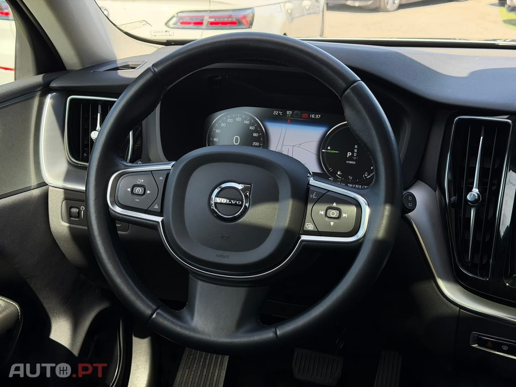 Volvo XC60 2.0 T8 PHEV Momentum Plus AWD