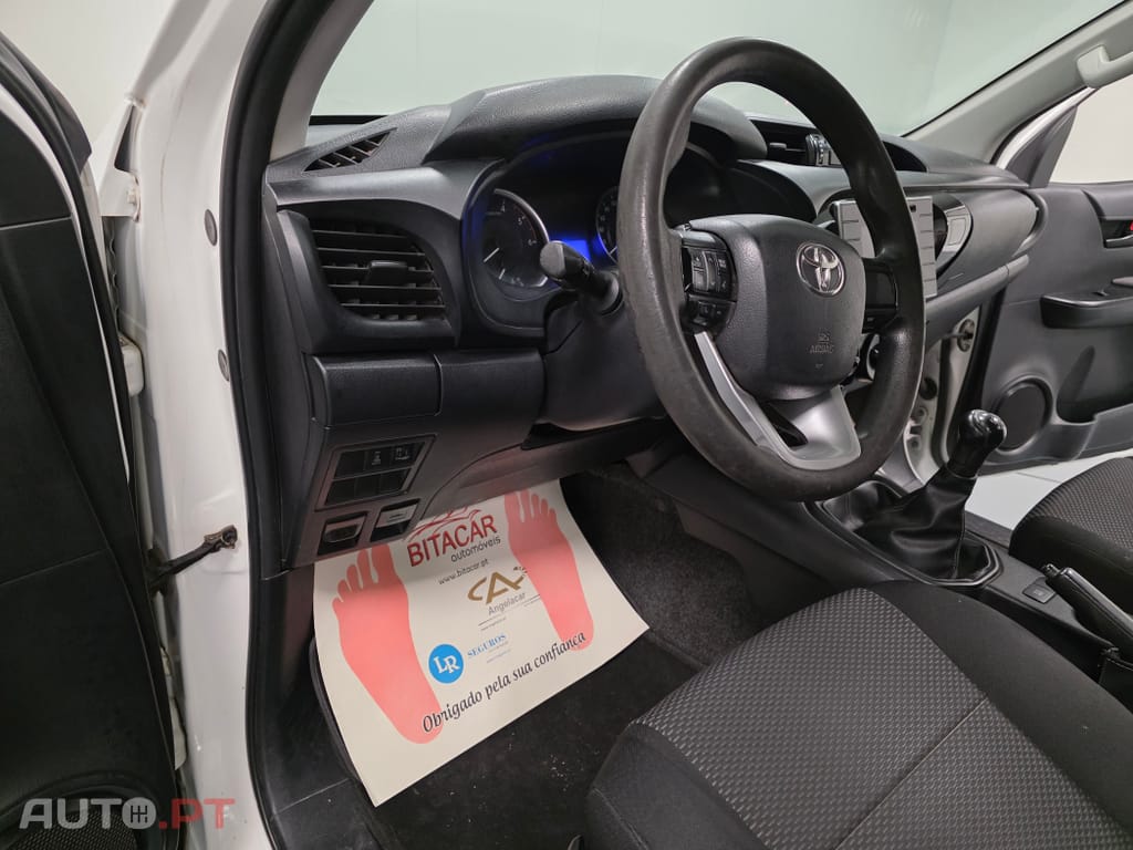 Toyota Hilux 2.4 D-4D 2WD CD Tracker