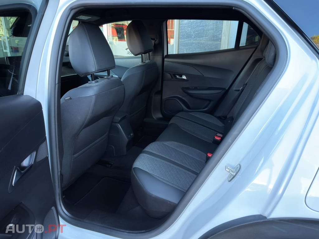 Peugeot 2008 1.2 Hybrid Allure e-DCS6