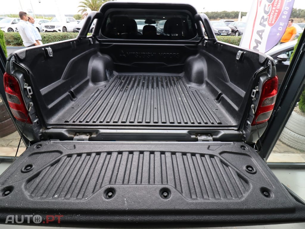 Mitsubishi L200 2.4 DI-D CD Invite Strakar Look 4WD