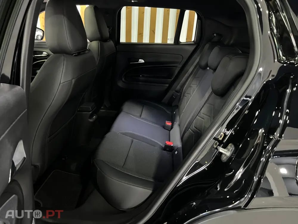 Jeep Avenger 1.2 e-Hybrid Summit DCT