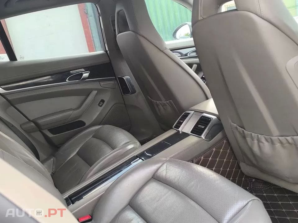 Porsche Panamera 4 Platinum Edition PDK