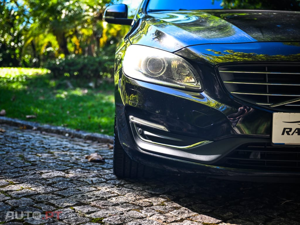 Volvo V60 2.4 D6 R-Design Momentum AWD Phev