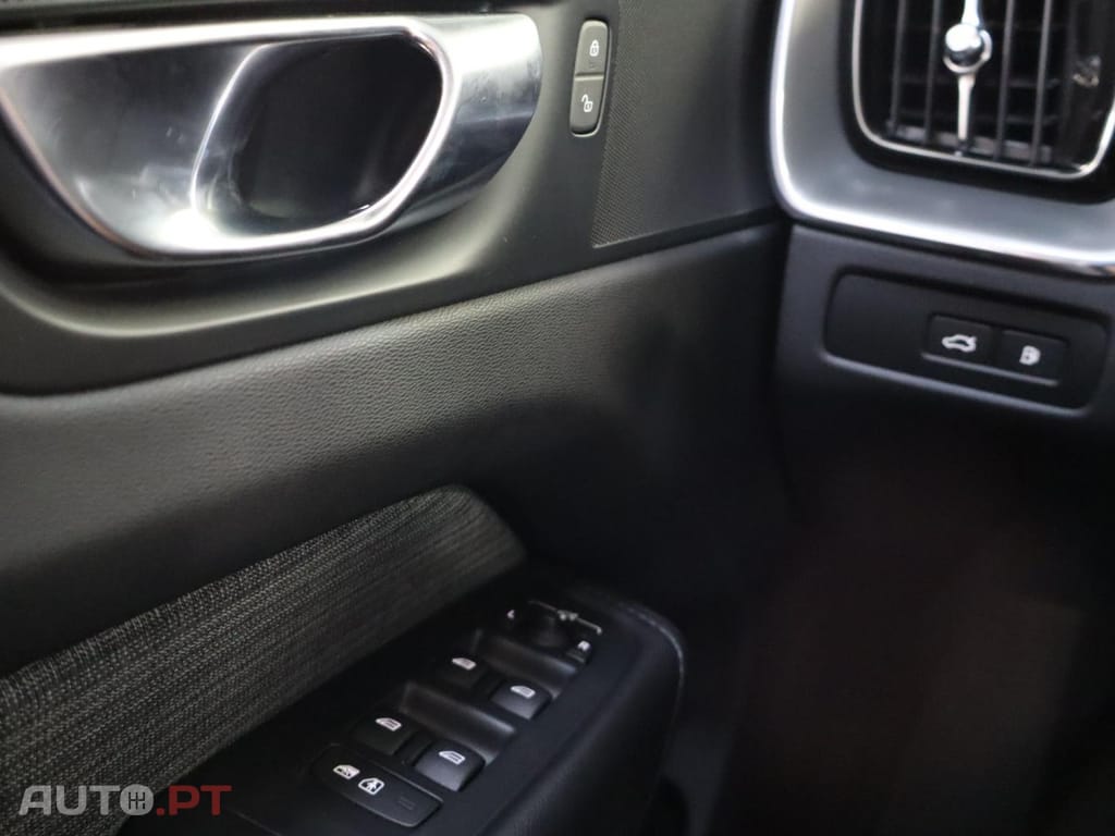 Volvo XC60 2.0 T6  AWD PHEV Core Auto
