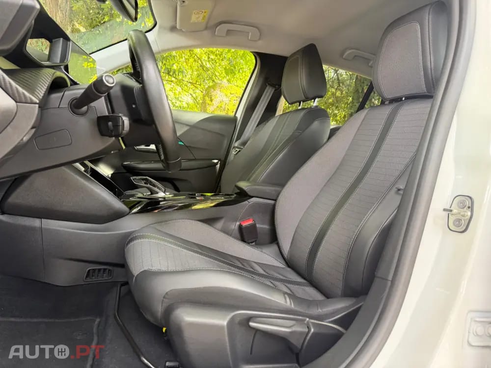 Peugeot E-208 50 kWh Allure Pack