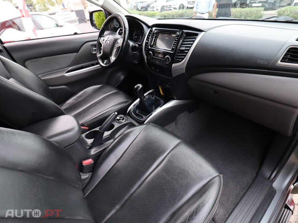 Mitsubishi L200 2.4 DI-D CD Invite Strakar Look 4WD