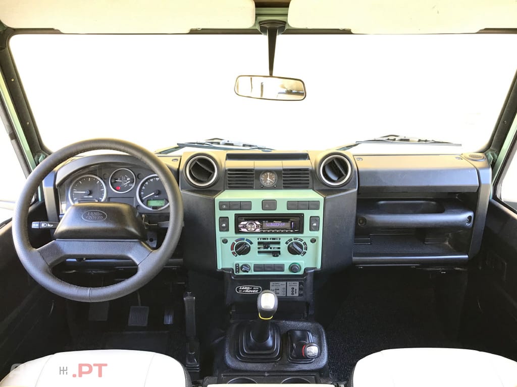 Land Rover Defender TD4 PUMA HERITAGE