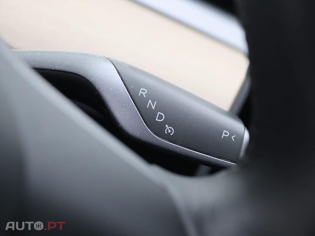 Tesla Model 3 Standard RWD Plus AUTOPILOT