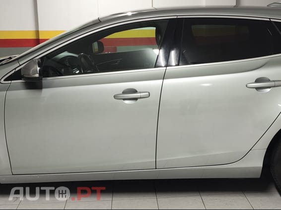 Volvo V40 D4