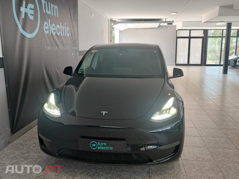 Tesla Model Y Long Range Dual Motor AWD — fotografia 3