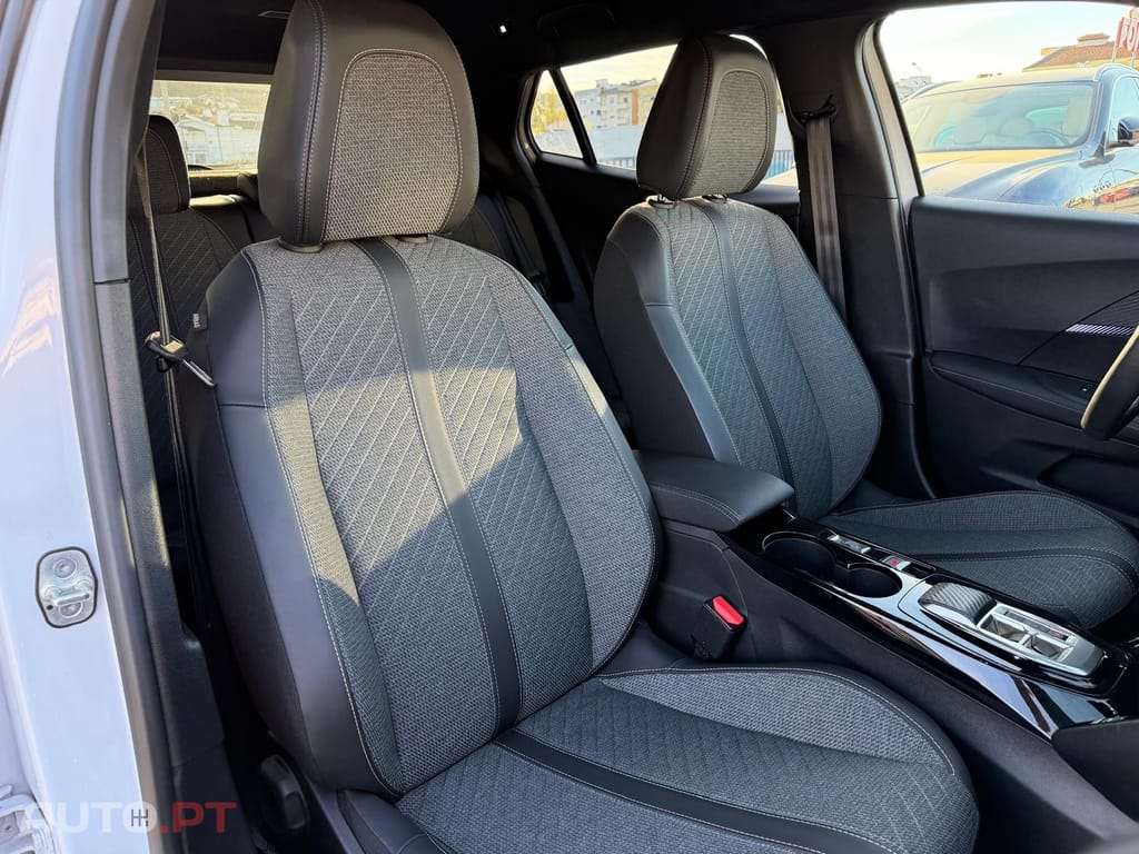 Peugeot 2008 1.2 Hybrid Allure e-DCS6