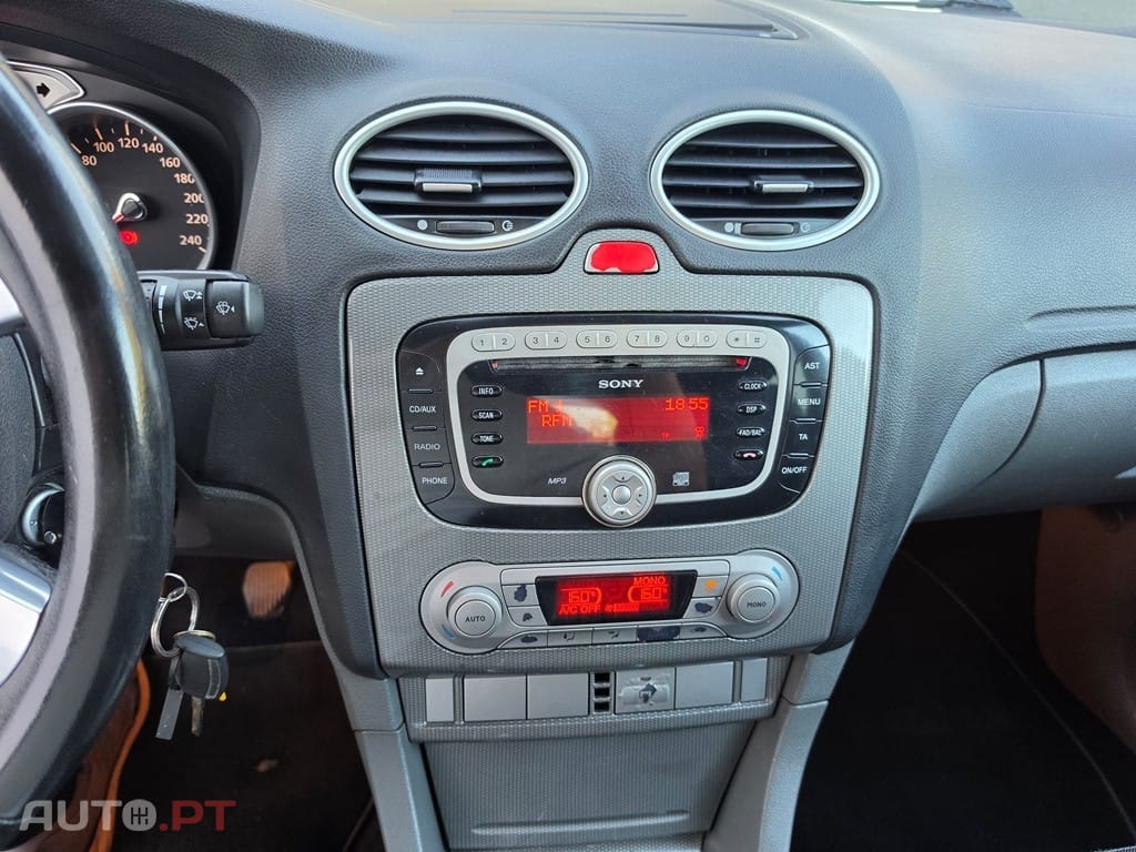Ford Focus SW 1.6 TDCi Ghia — fotografia 10