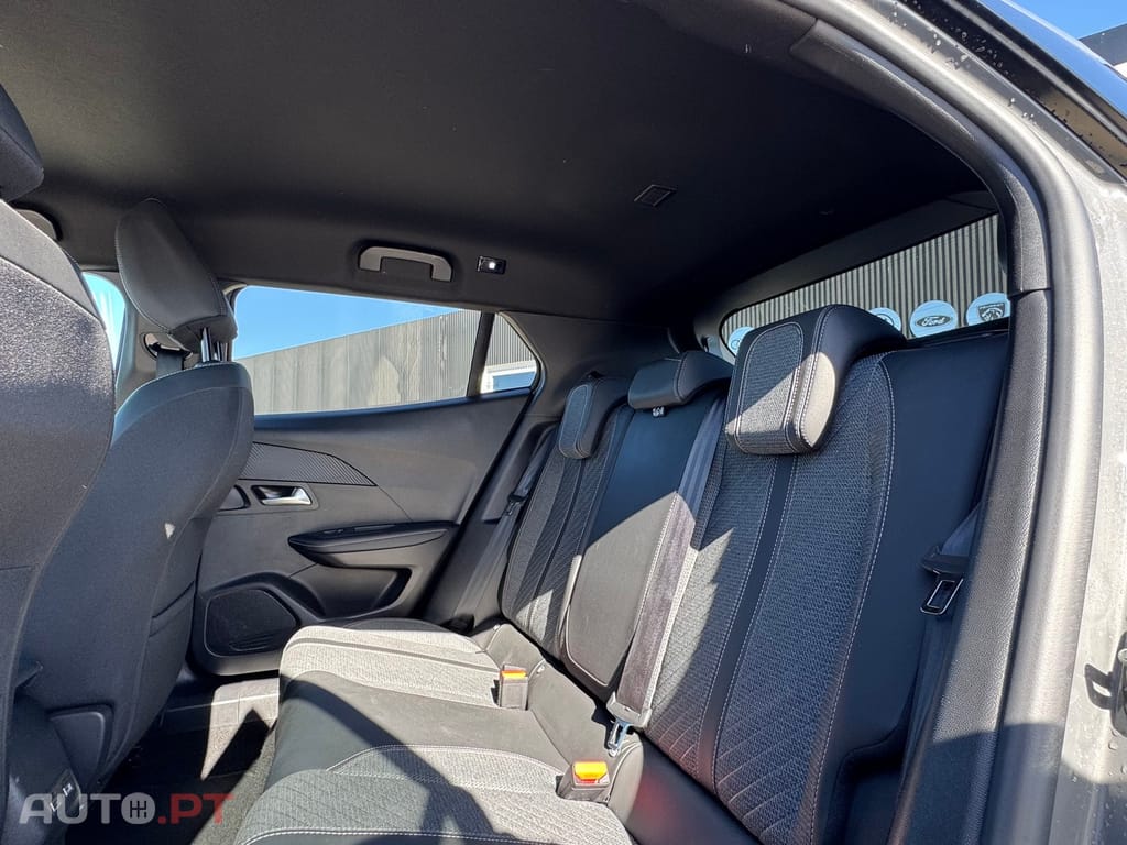 Peugeot 2008 1.2 Hybrid Allure e-DCS6