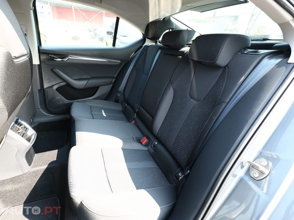 Skoda Octavia PHEV 204CV DSG CAM KEYLESS JANTES18 ASSENTOS AQUECIDOS NOVO 10 KM