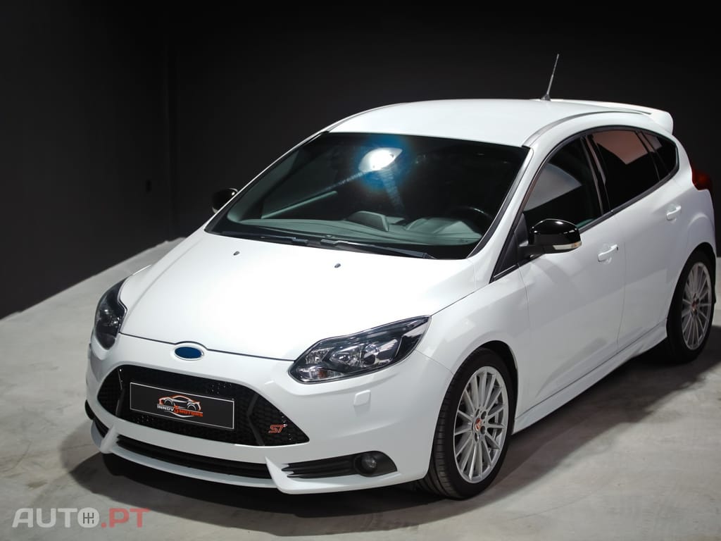 Ford Focus 2.0 EcoBoost ST c/ Pack Pele Desportiva