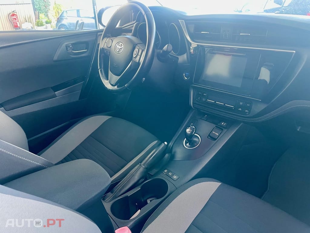 Toyota Auris 1.8 HSD Comfort +P.Sport+Navi