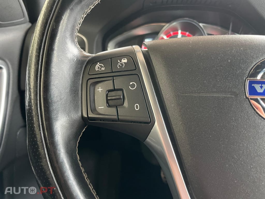 Volvo V60 2.4 D6 R-Design Momentum AWD Phev