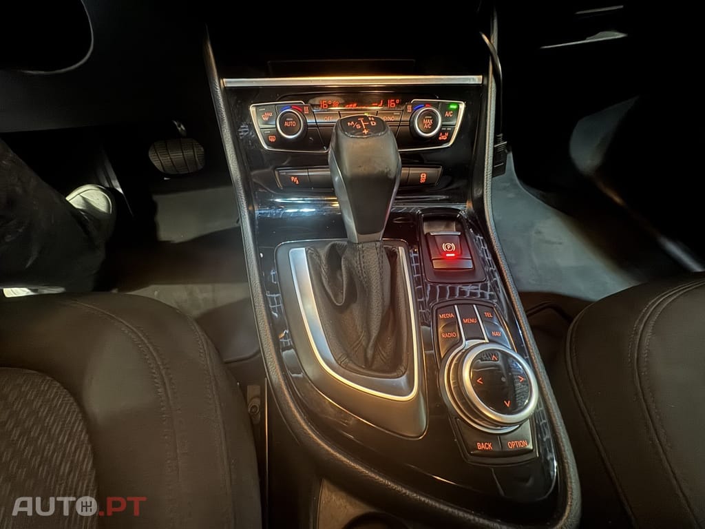 BMW 216 d Line Luxury Auto — fotografia 13