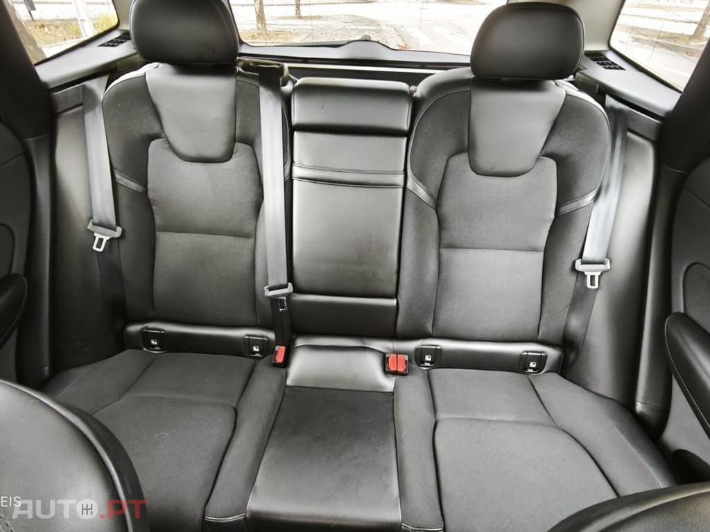 Volvo XC60 2.0 T8 PHEV Momentum Plus AWD