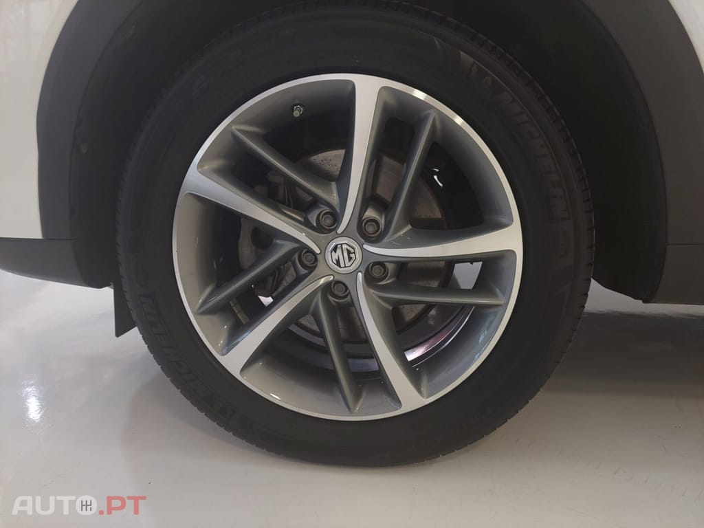 MG EHS PHEV Luxury