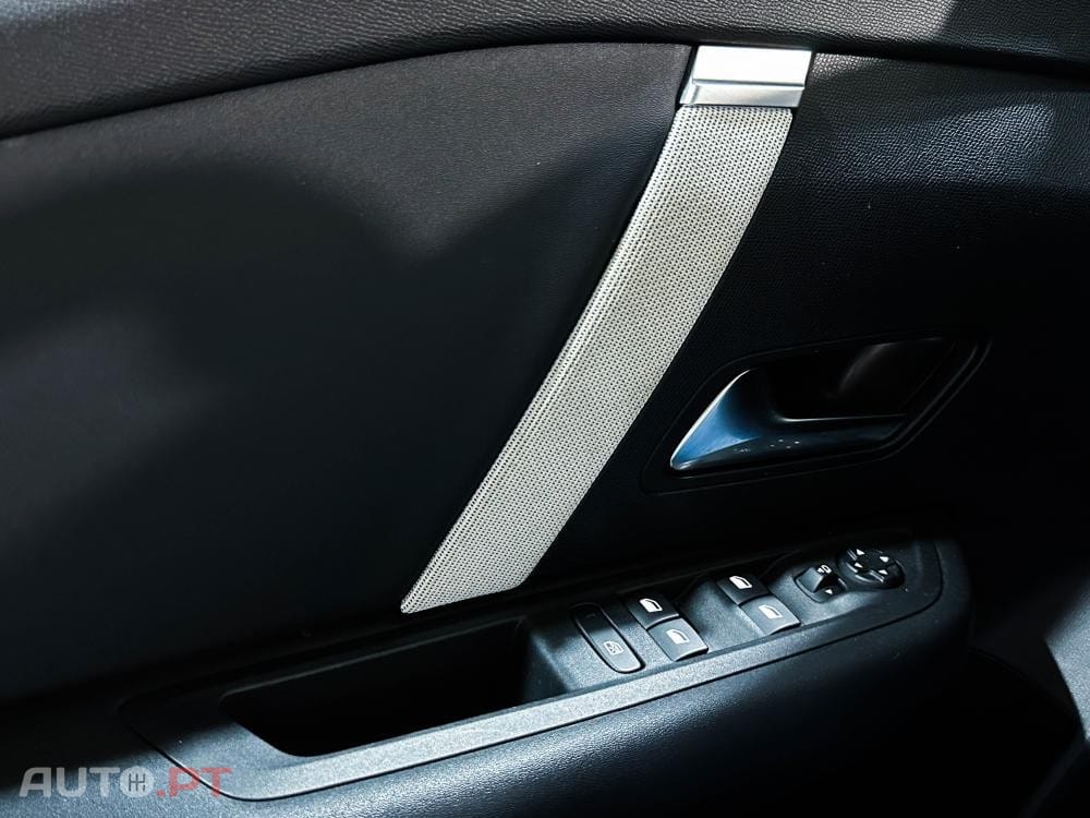Citroen C4 PureTech 130 Stop&Start EAT8 SHINE