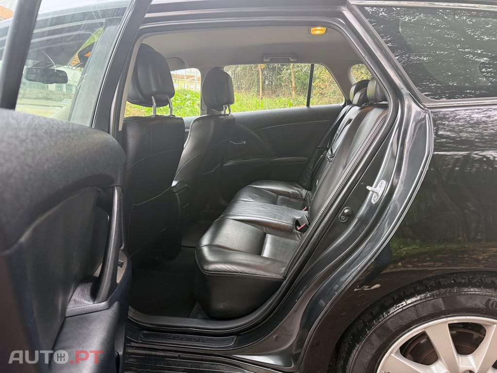 Toyota Avensis TOYOTA AVENSIS 2.0 D4D LUXURI+GPS+PELE+MULTIMÉDIA