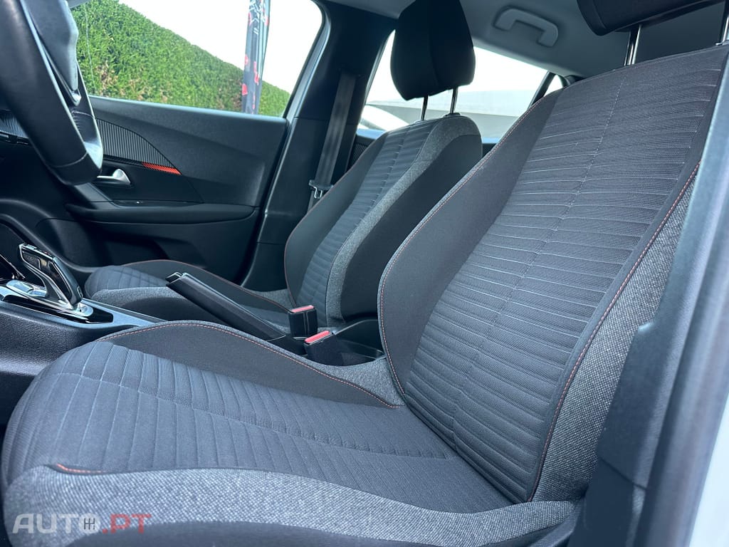 Peugeot 2008 1.2 PureTech Active EAT8