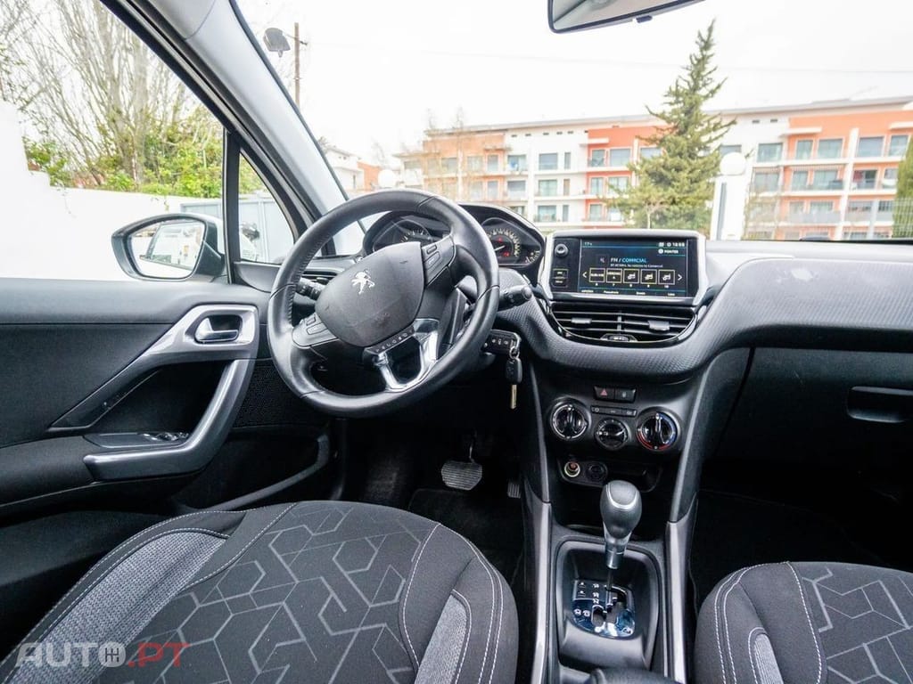 Peugeot 2008 PureTech 110 GPF Stop&Start EAT6 Signature