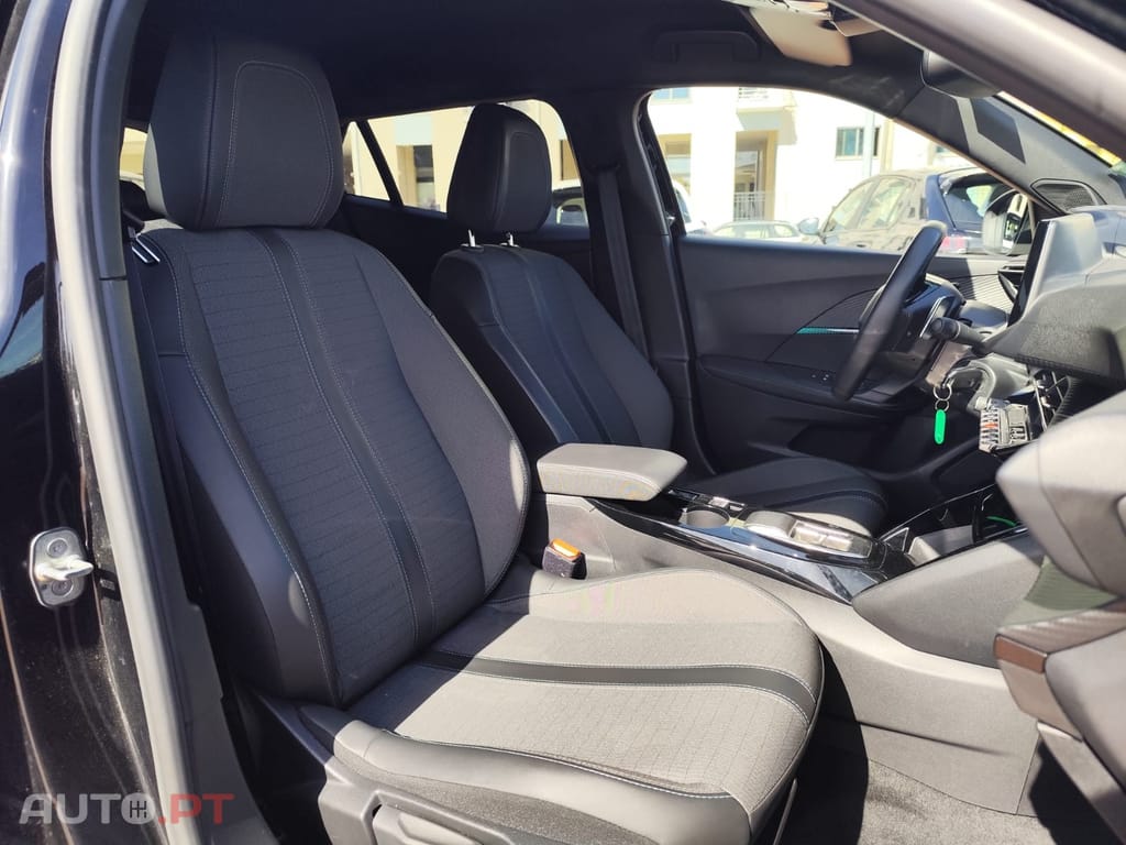 Peugeot 2008 1.2 PureTech Allure EAT8